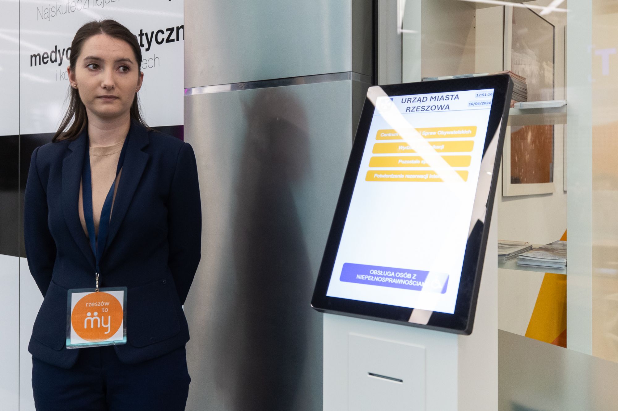 zdjęcie z prezentacji nowego biletomatu do rezerwacji wizyt w Punktach Obsługi Mieszkańc&oacute;w, fot. Grzegorz Bukała, Urząd Miasta Rzeszowa